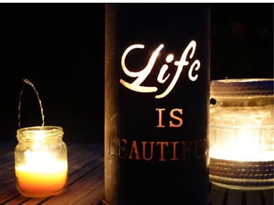 Windlicht op tafel met tekst 'Life is Beautiful'