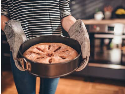 vrouw met appeltaart