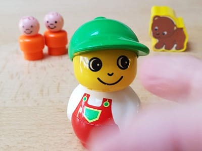 Met duplo-poppetjes kun je je familie-opstelling maken.