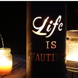 Windlicht op tafel met tekst 'Life is Beautiful'