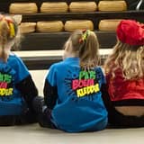 3 meisjes, in carnavalskleding, zittend o de grond