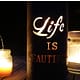 Windlicht op tafel met tekst 'Life is Beautiful'