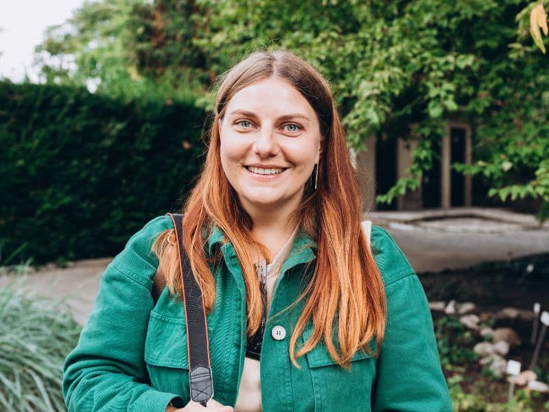 Lachende vrouw in park